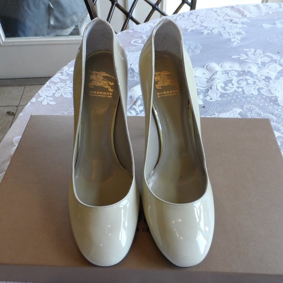 New Burberry Light Green Patent Leather Heeled Pumps Size 36.5 M - Picture 1 of 15